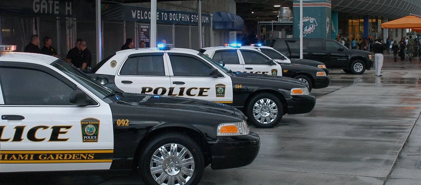 Μαϊάμι: Στη δημοσιότητα βίντεο που δείχνει αστυνομικό να χτυπάει γυναίκα επειδή του είπε «είσαι μαύρος» (βίντεο)